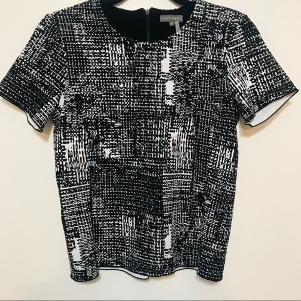 Vince Camuto Black top  crew neckline Short Sleeve Top size XS
